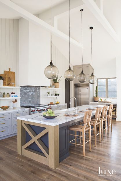 Moderne køkkenalrum med kogeø og barstole klar til familietid.