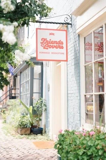 Charmerende boghandelsfacade med skiltet Friends & Lovers Romance Bookstore